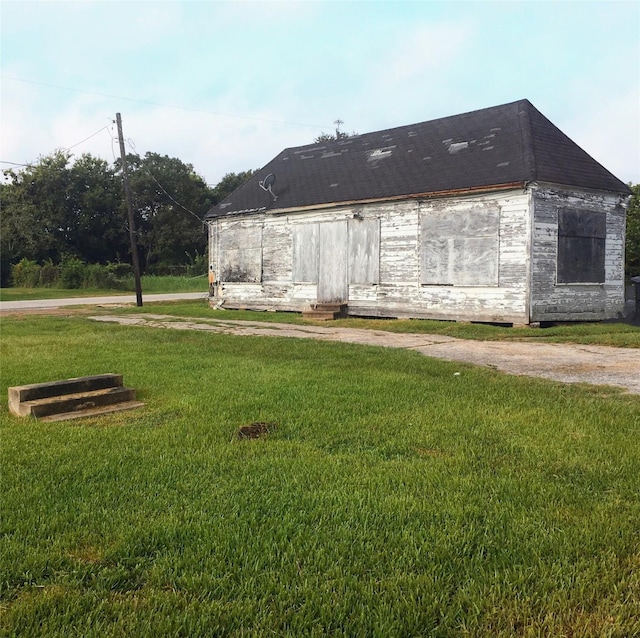 back of house featuring a lawn