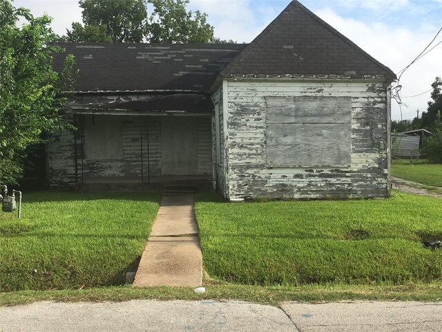 view of front of home with a front lawn