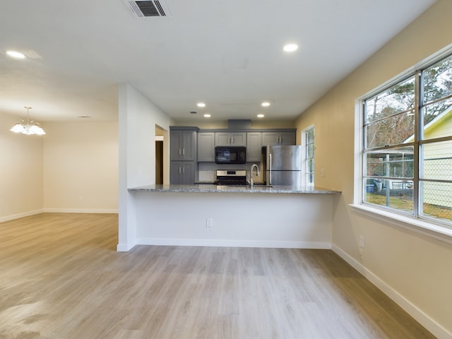 kitchen with visible vents, gray cabinetry, a sink, appliances with stainless steel finishes, and baseboards