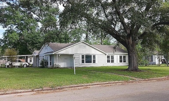 view of front facade with a front lawn