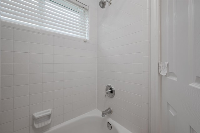 bathroom featuring tiled shower / bath