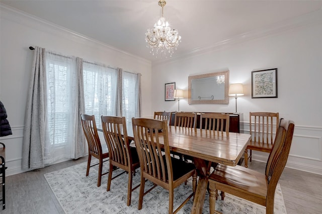 dining room featuring crown molding, a chandelier, and light hardwood / wood-style flooring