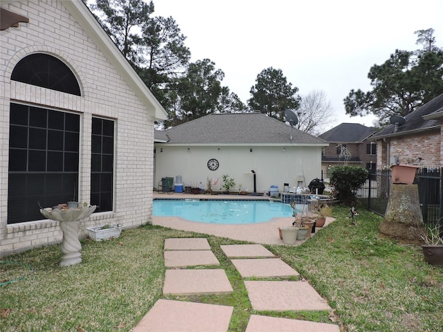 view of pool featuring a lawn