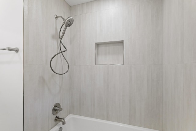 bathroom featuring tiled shower / bath combo