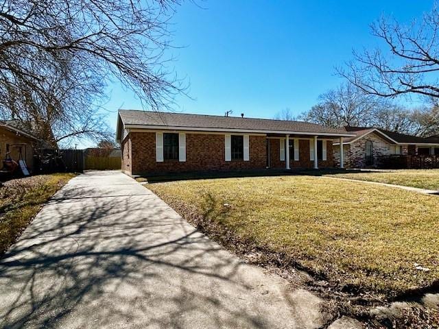 ranch-style house with a front yard