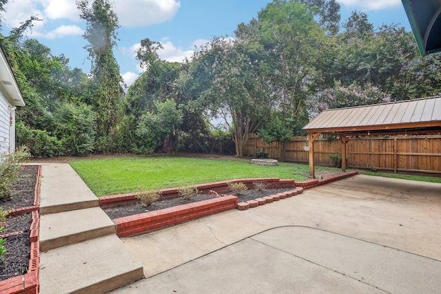 view of yard featuring a patio area