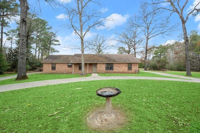 ranch-style home featuring a front lawn