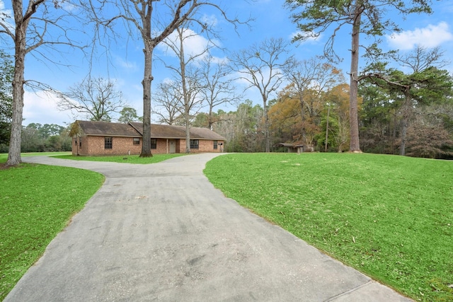 ranch-style home featuring a front lawn