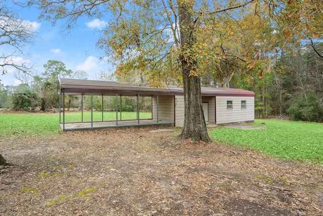 view of front of home featuring a carport and a front yard