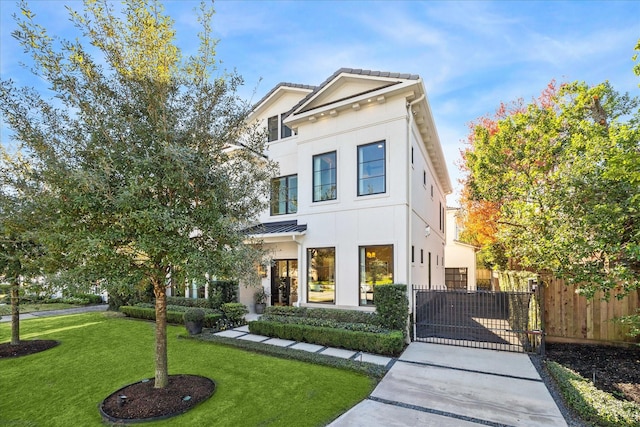 view of front facade featuring a front lawn