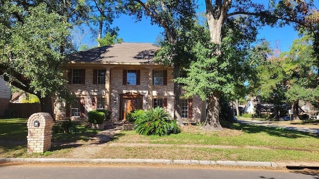 view of front facade featuring a front lawn