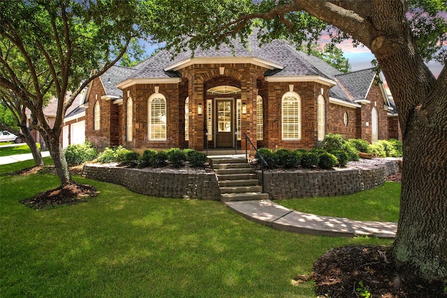 view of front facade featuring a lawn