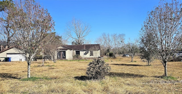 single story home with a front yard