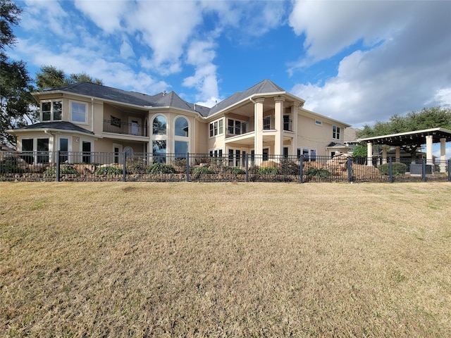 back of house featuring a yard