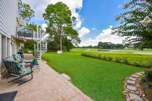 view of yard featuring a patio area