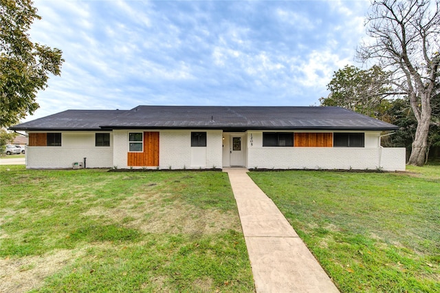 ranch-style house featuring a front yard