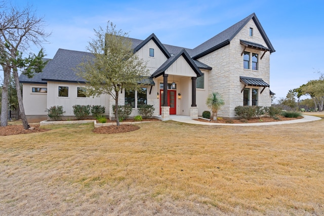 view of front of house featuring a front lawn