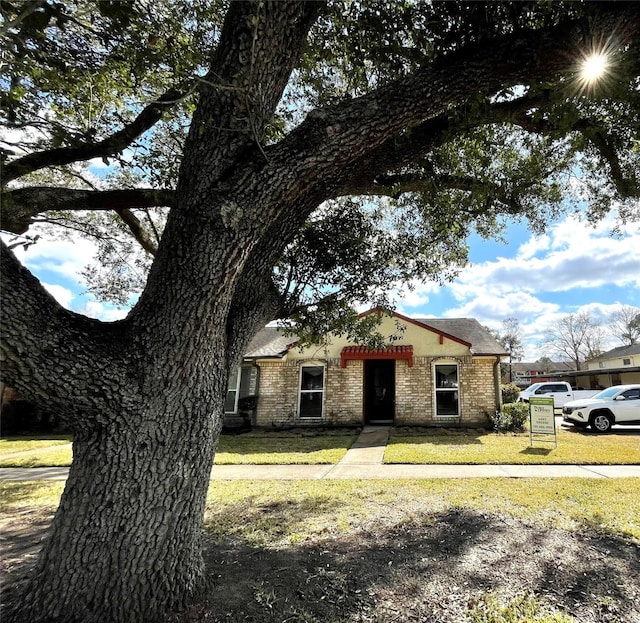 view of front of house with a front lawn