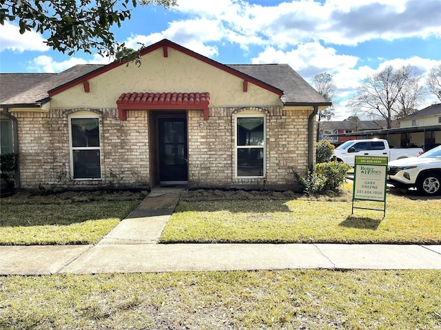 view of front of house featuring a front yard