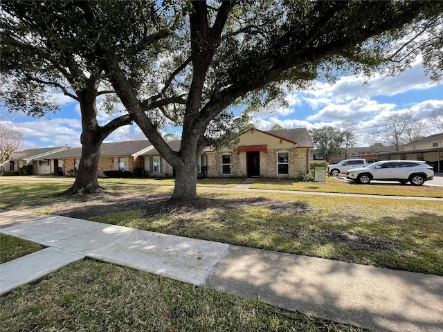 ranch-style home featuring a front lawn