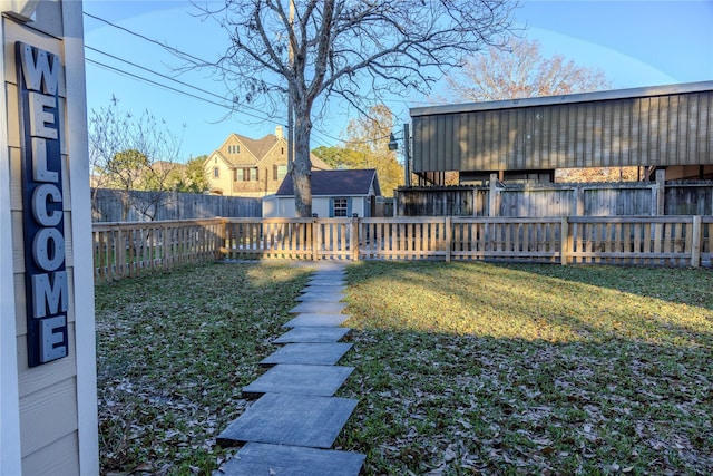 view of yard featuring a shed