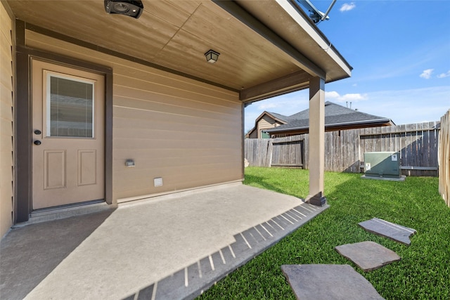 view of yard featuring a patio area