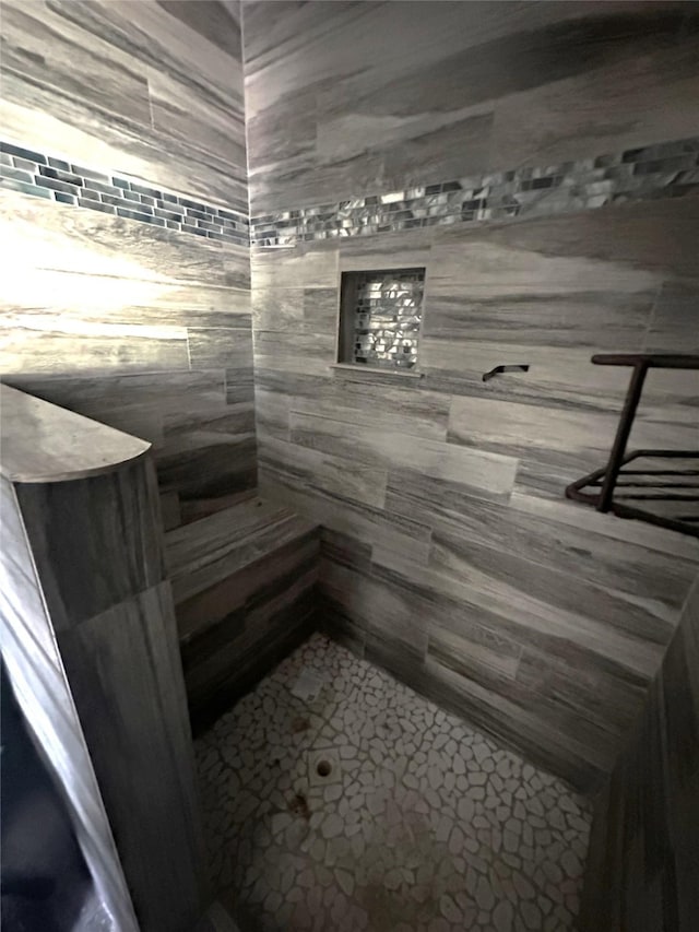 bathroom featuring tiled shower