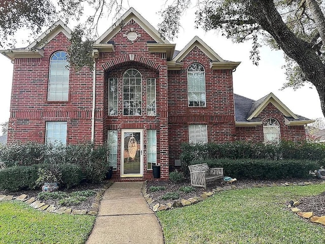 view of front facade with a front yard