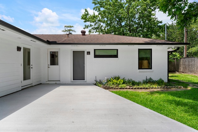 view of front of house featuring a patio area and a front yard