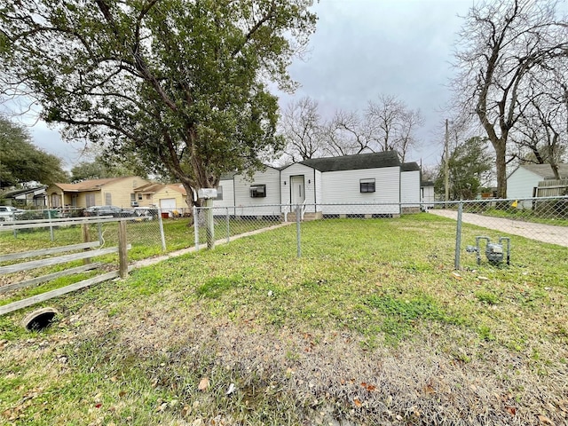 manufactured / mobile home with a front yard