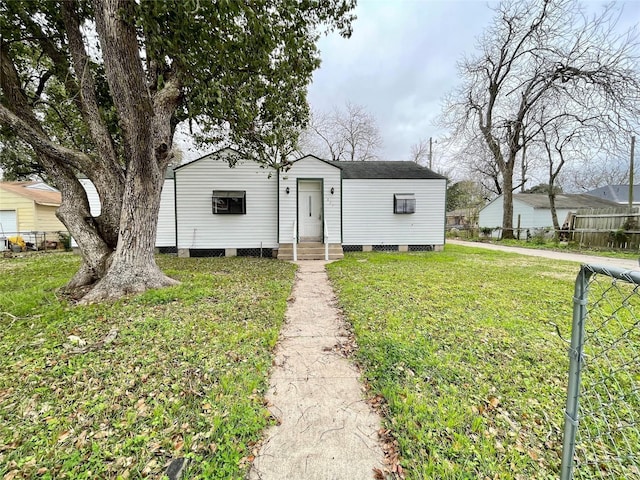 view of front of home featuring a front lawn