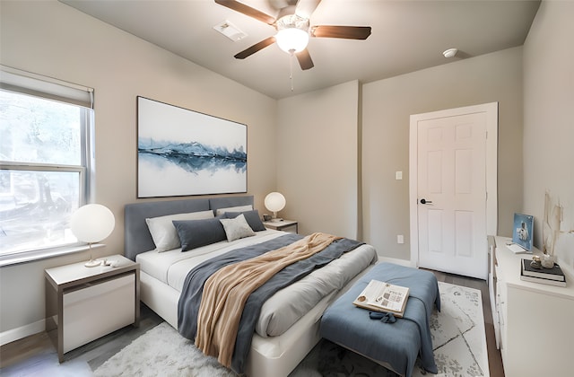 bedroom with ceiling fan