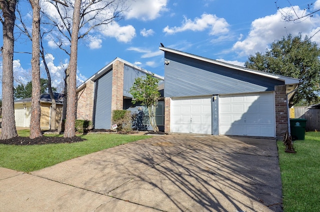 view of front of home featuring a garage and a front yard