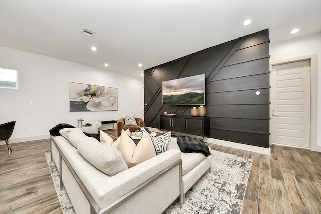 living room with visible vents, recessed lighting, baseboards, and wood finished floors