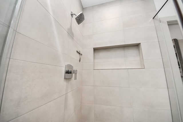 room details featuring a tile shower