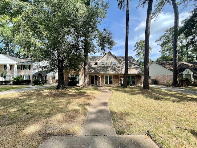 view of front facade featuring a front lawn