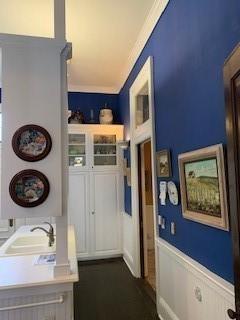 mudroom with sink and ornamental molding