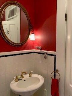 bathroom with sink