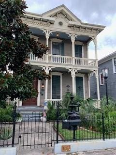 view of italianate home