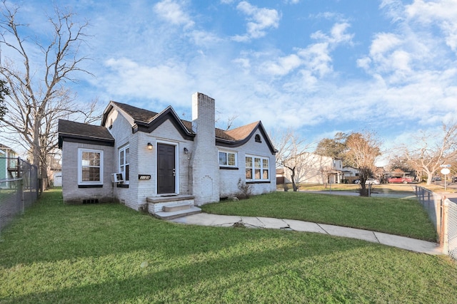 view of front of property featuring a front yard