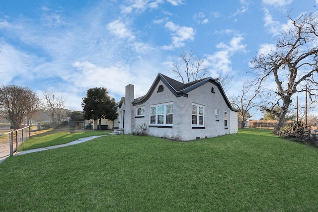 view of side of property featuring a yard