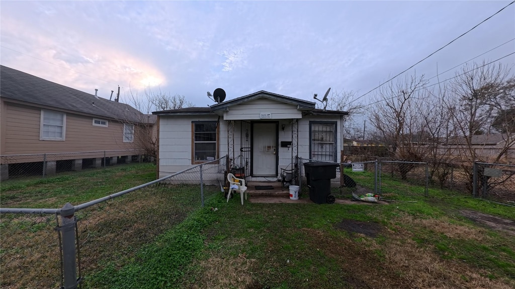 view of front facade with a lawn