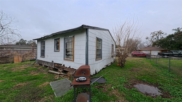 view of side of property featuring a yard