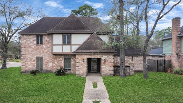 view of front facade featuring a front yard