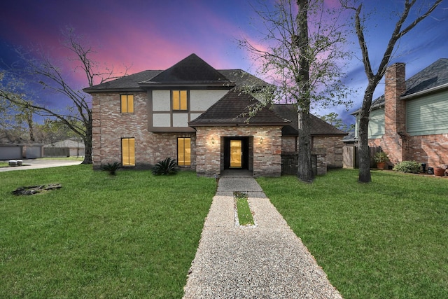 view of front of property featuring a yard