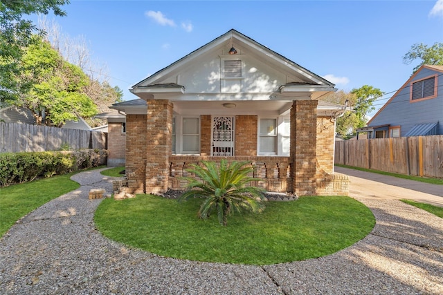 view of front of property featuring a porch and a front yard