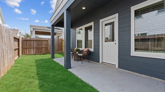 view of yard featuring a patio