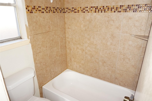 bathroom with tiled shower / bath and toilet