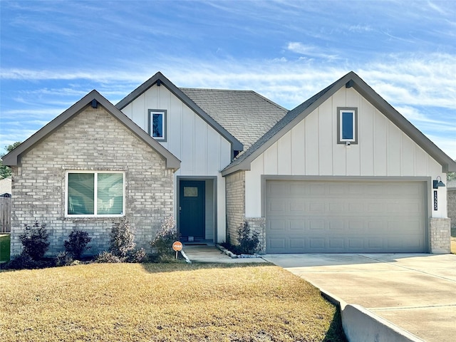 view of front of home featuring a garage and a front yard