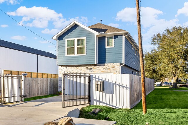 view of front of home with a front lawn